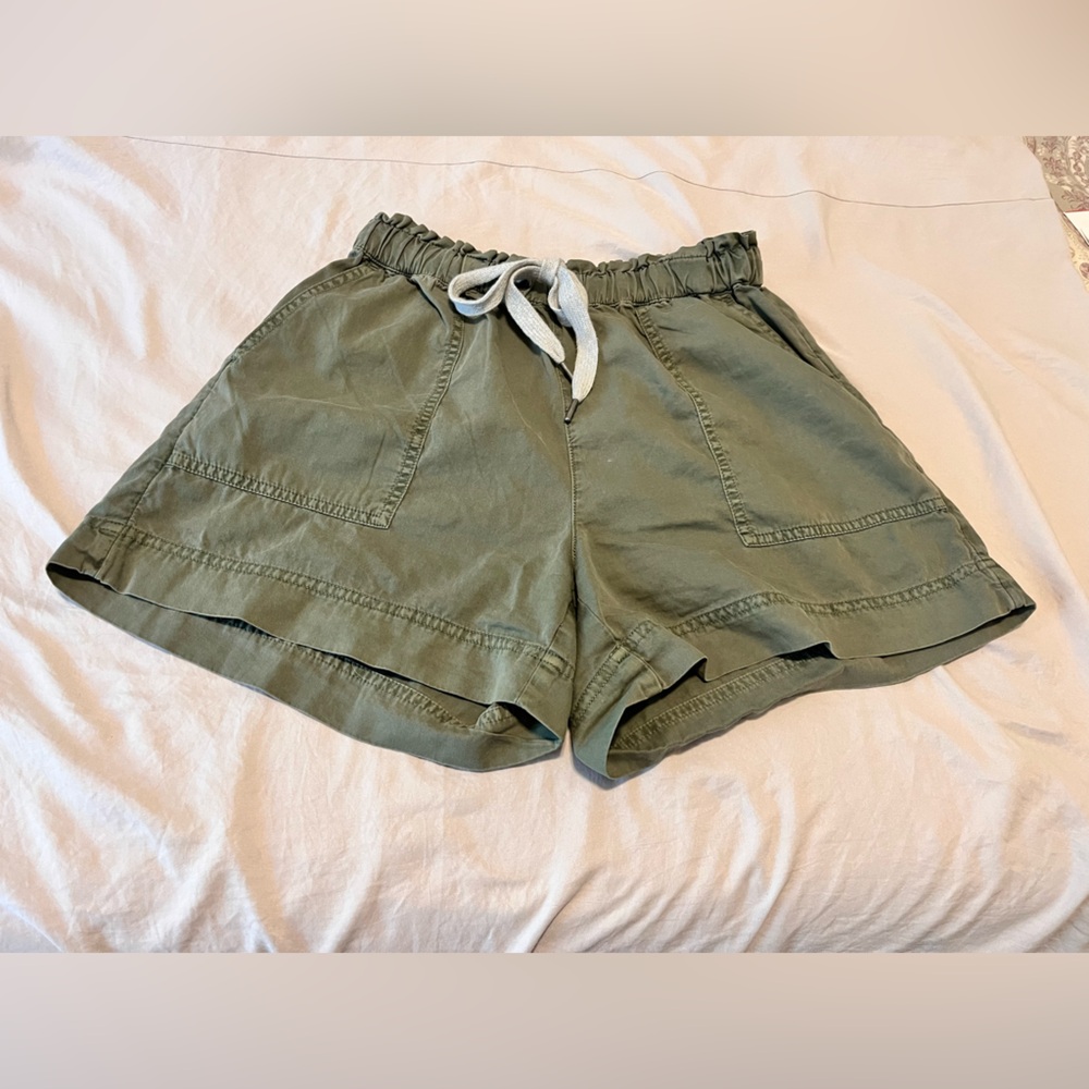Aerie AE high rise 100% cotton army green shorts women’s size XS elastic waist‎